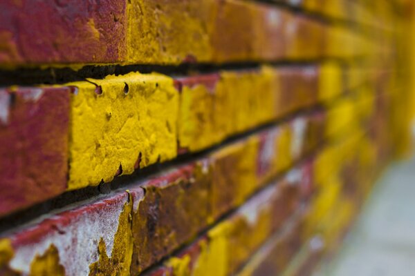 Mur de briques rouges avec peinture jaune