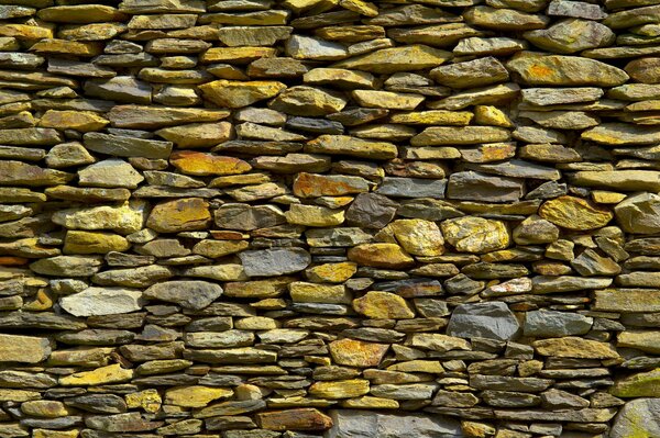 Pared de piedras amarillas, blancas y grises