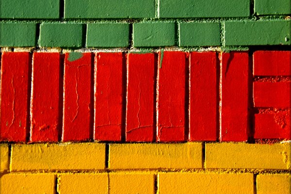 Muro di mattoni colorati
