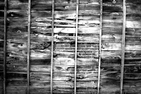 Pared de ladrillo detrás de paneles de madera