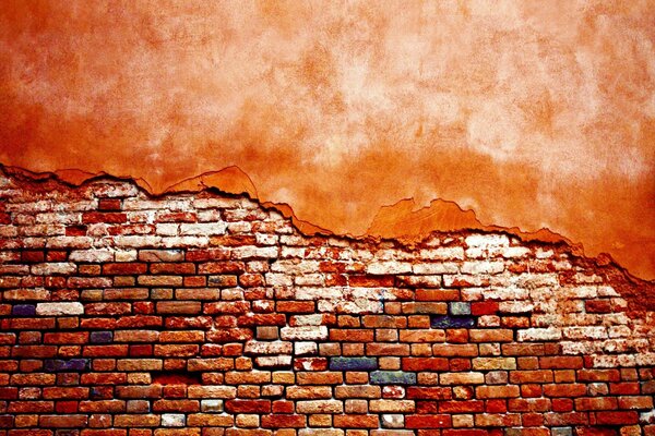 Jasna pomarańczowa ściana z cegły