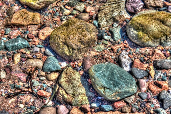 Hermosas piedras en la orilla del mar