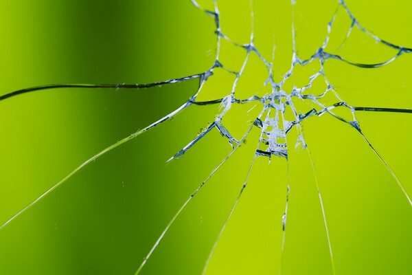 Grüner Hintergrund mit zerbrochenem Glas