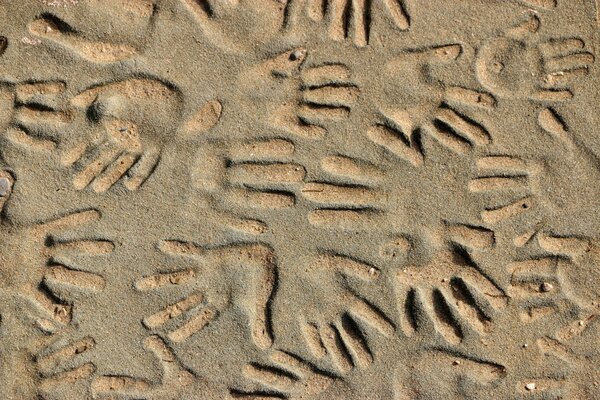 Empreinte de main sur le sable jaune