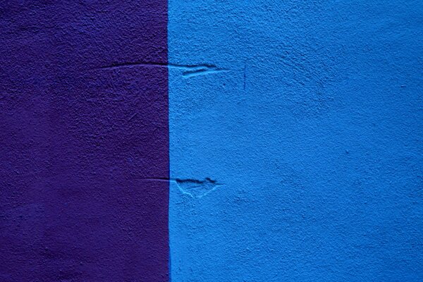 Lila und blaue strukturierte Wand