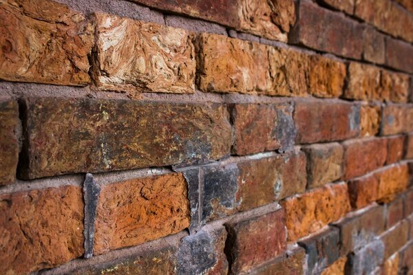 Mur de briques rouges avec béton