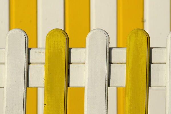 Clôture de panneaux blancs et jaunes