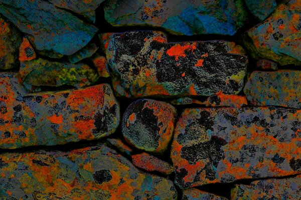 Kolorowe kamienie w starym murze