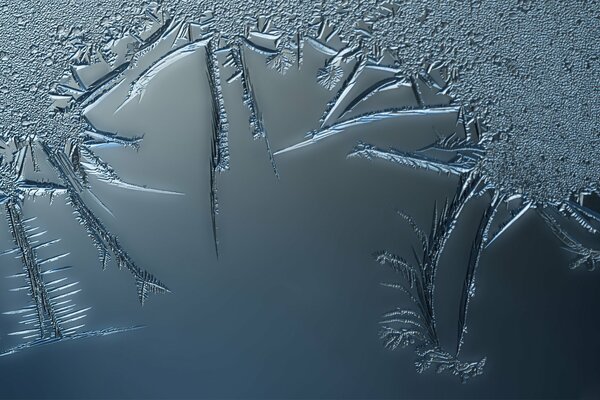 Schönes Muster auf Eis im Winterfrost