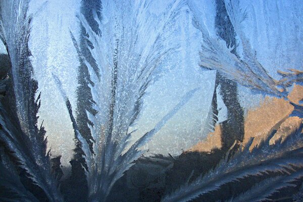 Зимние окна с ледяным узром