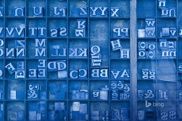 Blaue Zellen mit Buchstaben in verschiedenen Größen