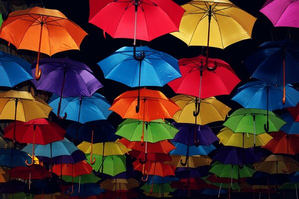 Dekoracja zewnętrzna w postaci parasoli w kolorach tęczy