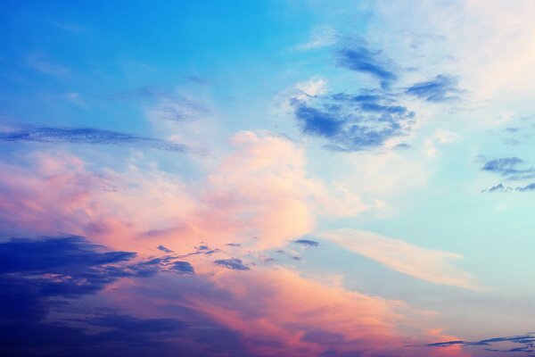 Coucher de soleil violet et nuages roses