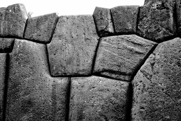 Mur de pierre en noir et blanc