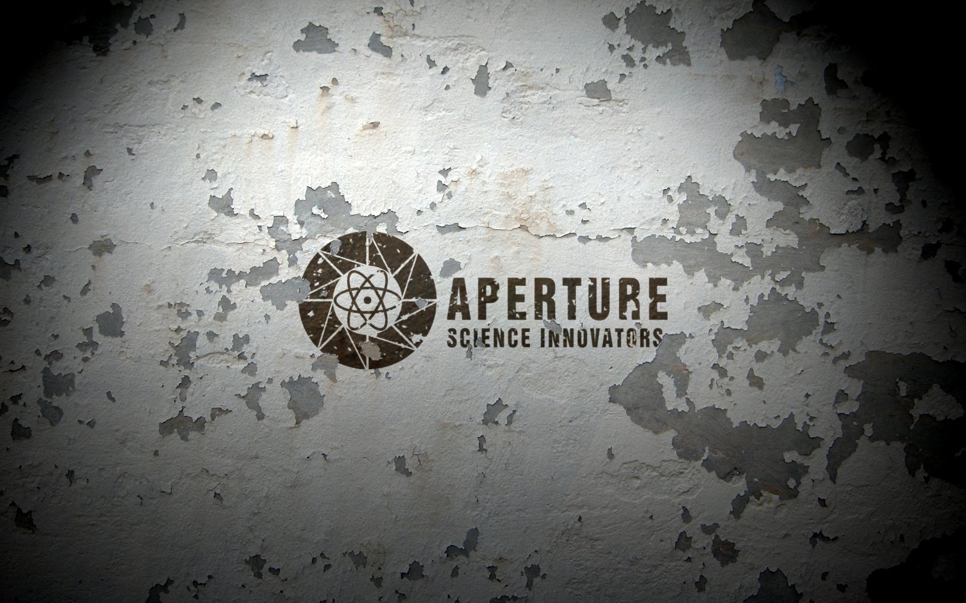 aperture science un muro di vernice scrostata