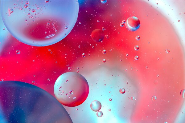 Farbige Blasen in Luft und Wasser