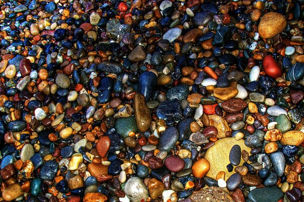 Мелкие камни на берегу моря