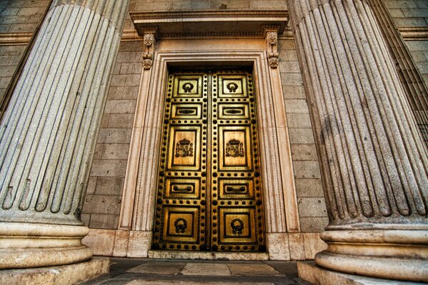 Porte dorée parmi les énormes colonnes