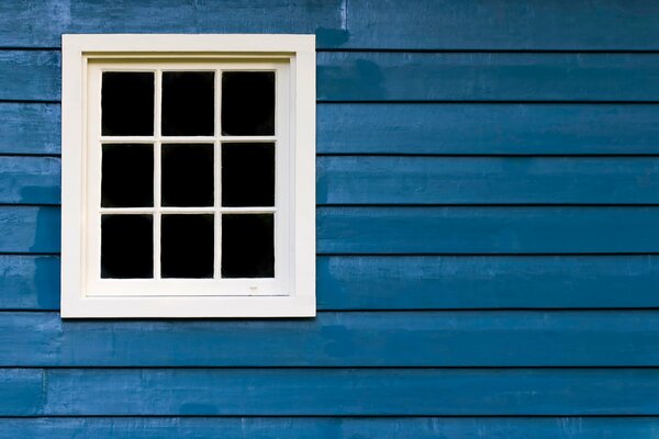 Fachada azul con ventanas blancas