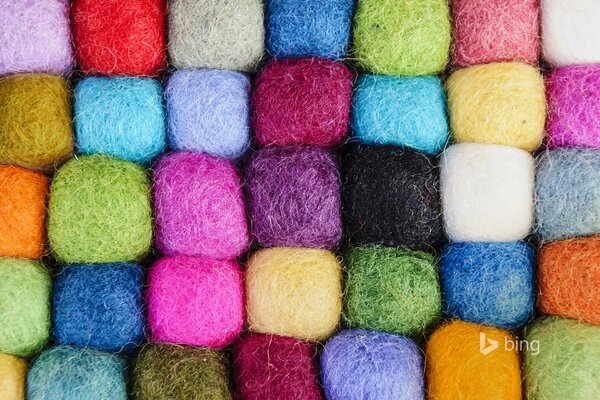 Enchevêtrements de laine de différentes couleurs