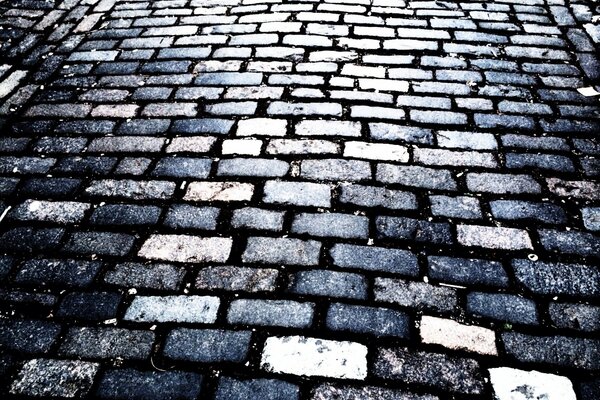 Strada ricoperta di pietre per lastricati in pietra
