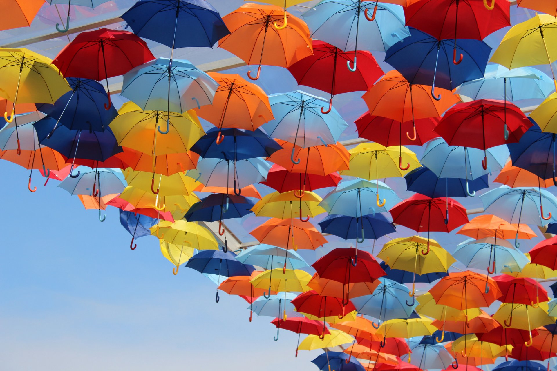 ciel parapluies multicolore lumineux