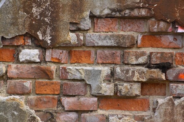 Gebrochene Ziegel an der alten Wand