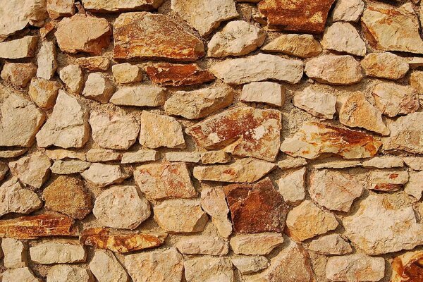 Muro rivestito di blocchi di pietra