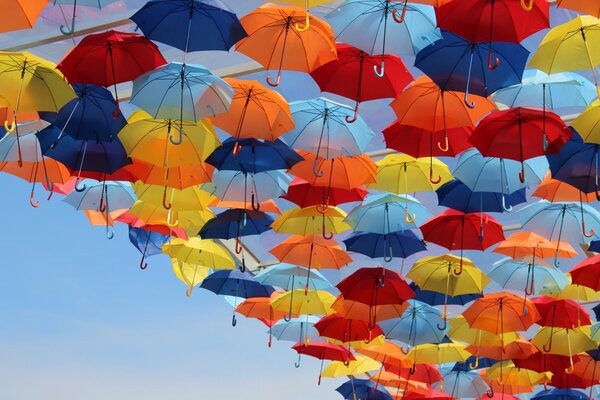 Небо в ярких разноцветных зонтах