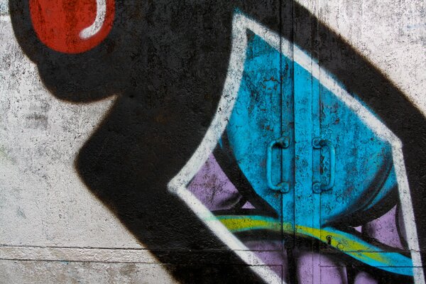 Металлическая дверь, украшенная разноцветными граффити