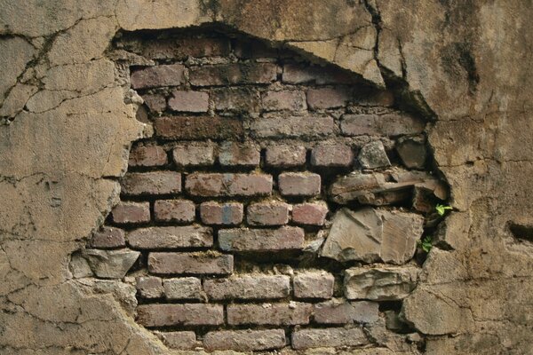 In einer gemauerten Mauer mit Rissen