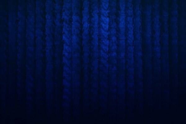 Темно синяя вывязка полосами