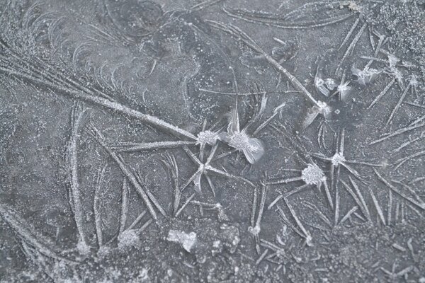 Frostige Muster auf dem Glas bilden schöne Linien