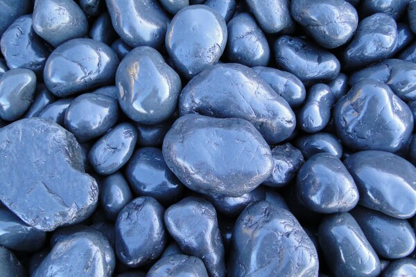 Piedras brillantes azules de diferentes tamaños