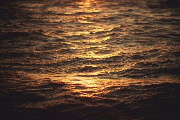 Morze fale Zachód słońca ciemne morze