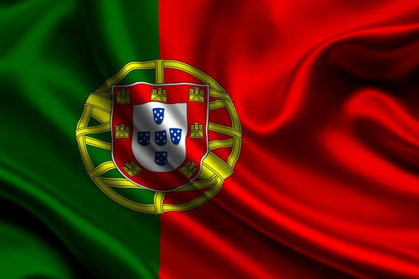 The red-green flag depicts the coat of arms of Portugal