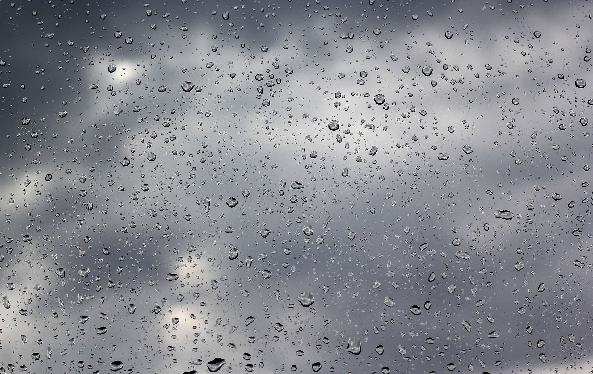 gouttes pluie verre nuageux eau nuages