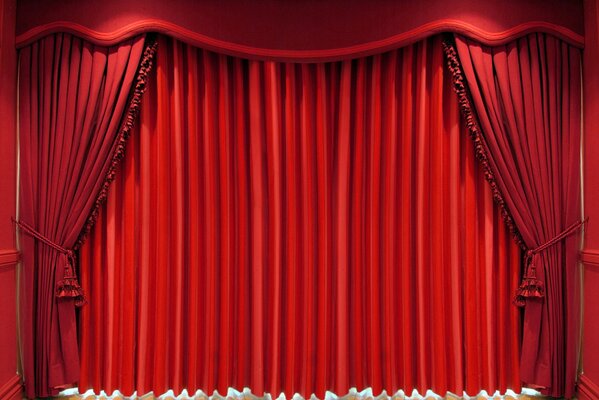 The scene with the lowered red curtain in the warehouse