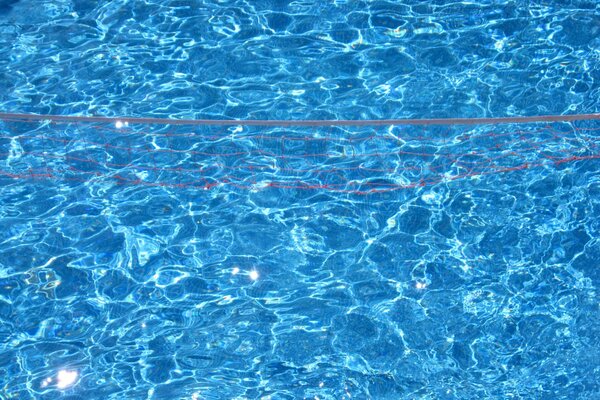 Blaues Wasser im Pool