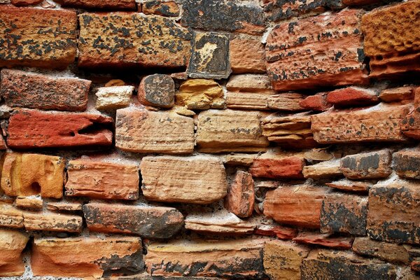 Pared roja de ladrillo desgastado