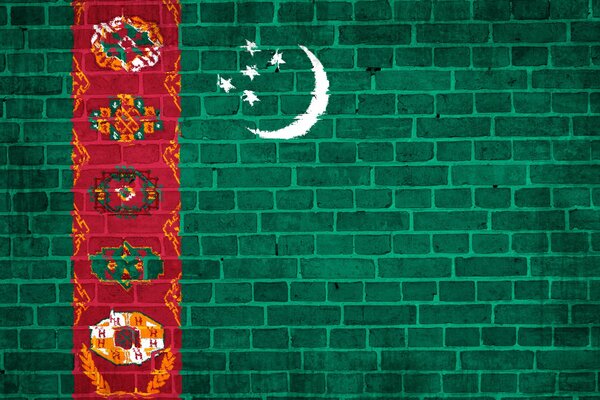 Bandera turcomana contra pared de ladrillo