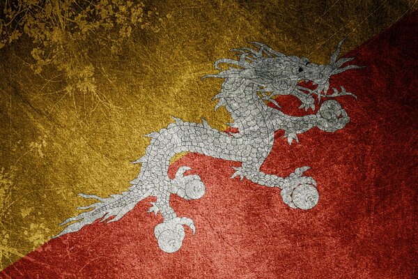 Флаг с драконом между золотым и красным полотнами