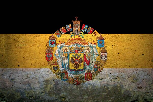 Escudo de armas del Imperio ruso en el fondo de la bandera