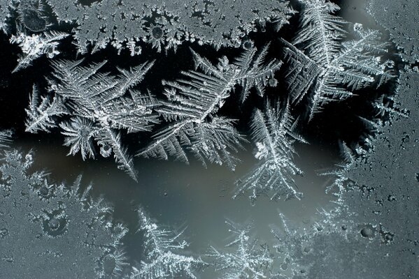 Makroaufnahme von Frost auf eisigem Glas