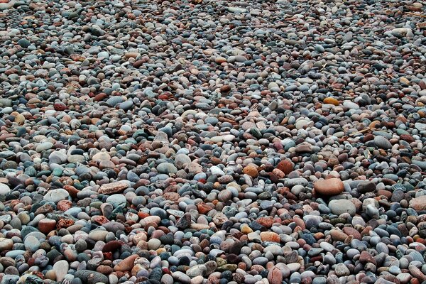 Viele kleine Steine am Strand im Dorf