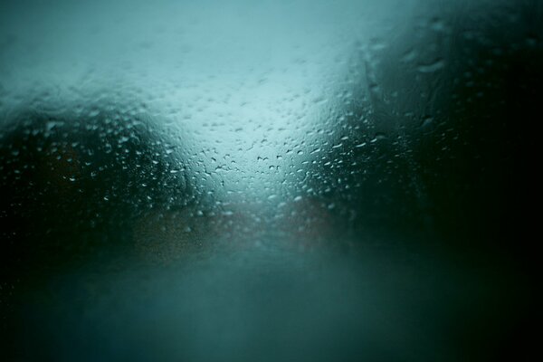 Fuori dalla finestra dell auto piove