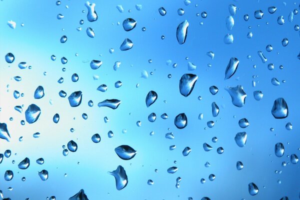Капли воды на прозрачном стекле