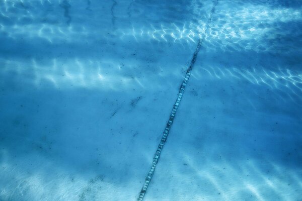 Linie im Wasser am Boden des Pools