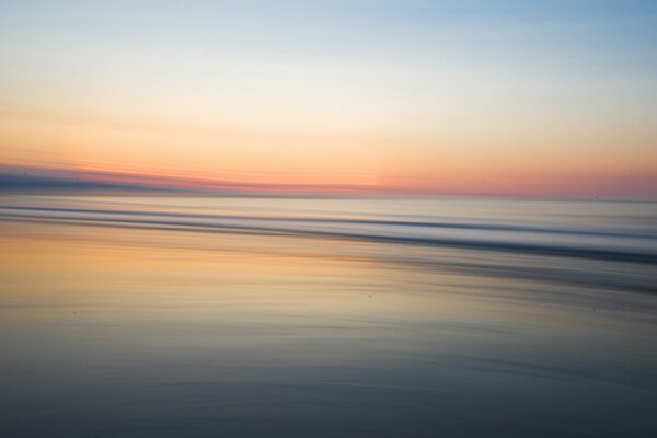 Schöner Sonnenuntergang am Meer