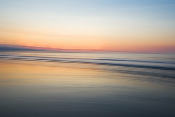 Bellissimo tramonto in riva al mare
